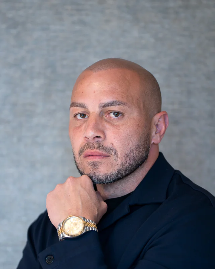 Rafa Marcos, sério, com a mão no queixo