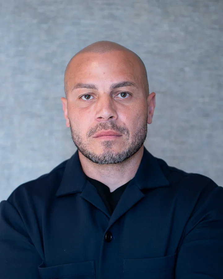 Rafa Marcos, sério, de braços cruzados